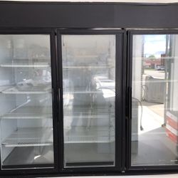 COMMERCIAL REFRIGERATOR 