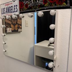 3 Light Setting Mirror With Phone Charger 