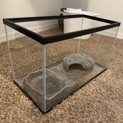 Terrarium + Decor + Heat Lamp – Full Reptile Setup (Pickup Only)