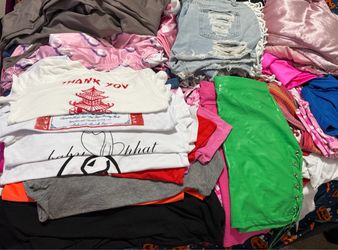 LOT OF CLOTHES SIZES SMALL-LARGE