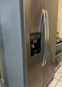Whirlpool Side By Side / Ice Maker / Water Dispenser / Amazing 