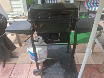 3 burner expert gas grill with brand new full tank of gas