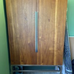  WOODEN WARDROBE CLOSET