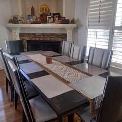 9pc Dining Set Like New Condition 