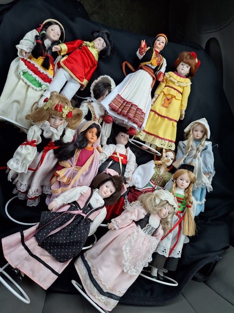 New England Collectors Society "Children Of The World" 13 Doll Collection