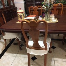 Beautiful Dining Room Table and 5 Chairs ,