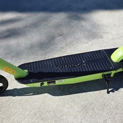 patineta electrica con su cargador 