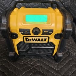 Dewalt Portable Worksite Radio  AM/FM ( BATTERY NOT INCLUDED)