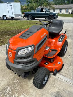 Husqvarna Riding Lawn Mower 2022 – Only 20 Hours – Like New