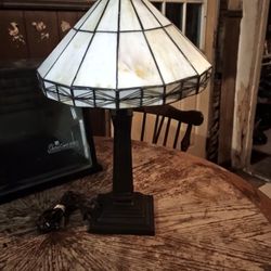 1970's TIFFANY STYLE Leaded Slag Glass Pull Chain Table Lamp