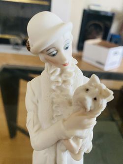 “Lady With Yorker” Statue 