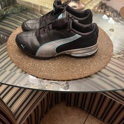 Women Shoes 👟 Pumas Size 8