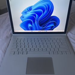 Microsoft Surface Book 3 Platinum, Core i7 / 16GB RAM  / Windows 11 Pro / 13.5” Touchscreen