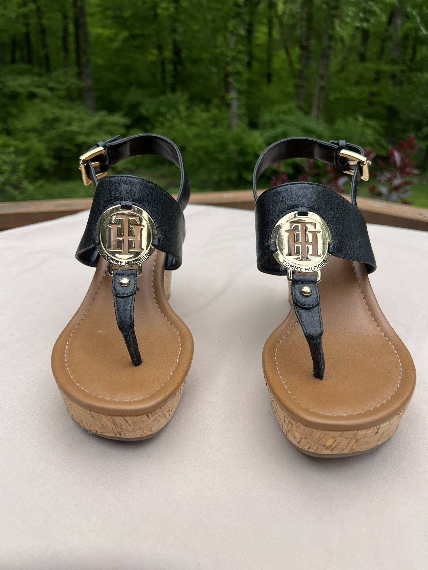 Women’s Tommy Hilfiger Manne Black & Gold Wedge Sandal Shoe 7.5