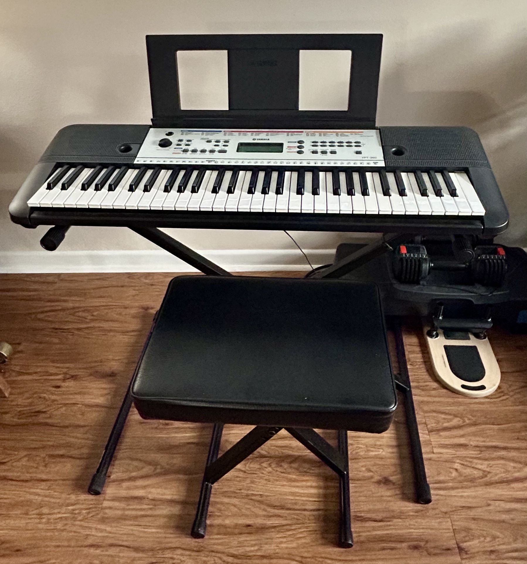 Yamaha YPT-260 Electric Keyboard, 61 Key, Excellent Condition, Includes Bench