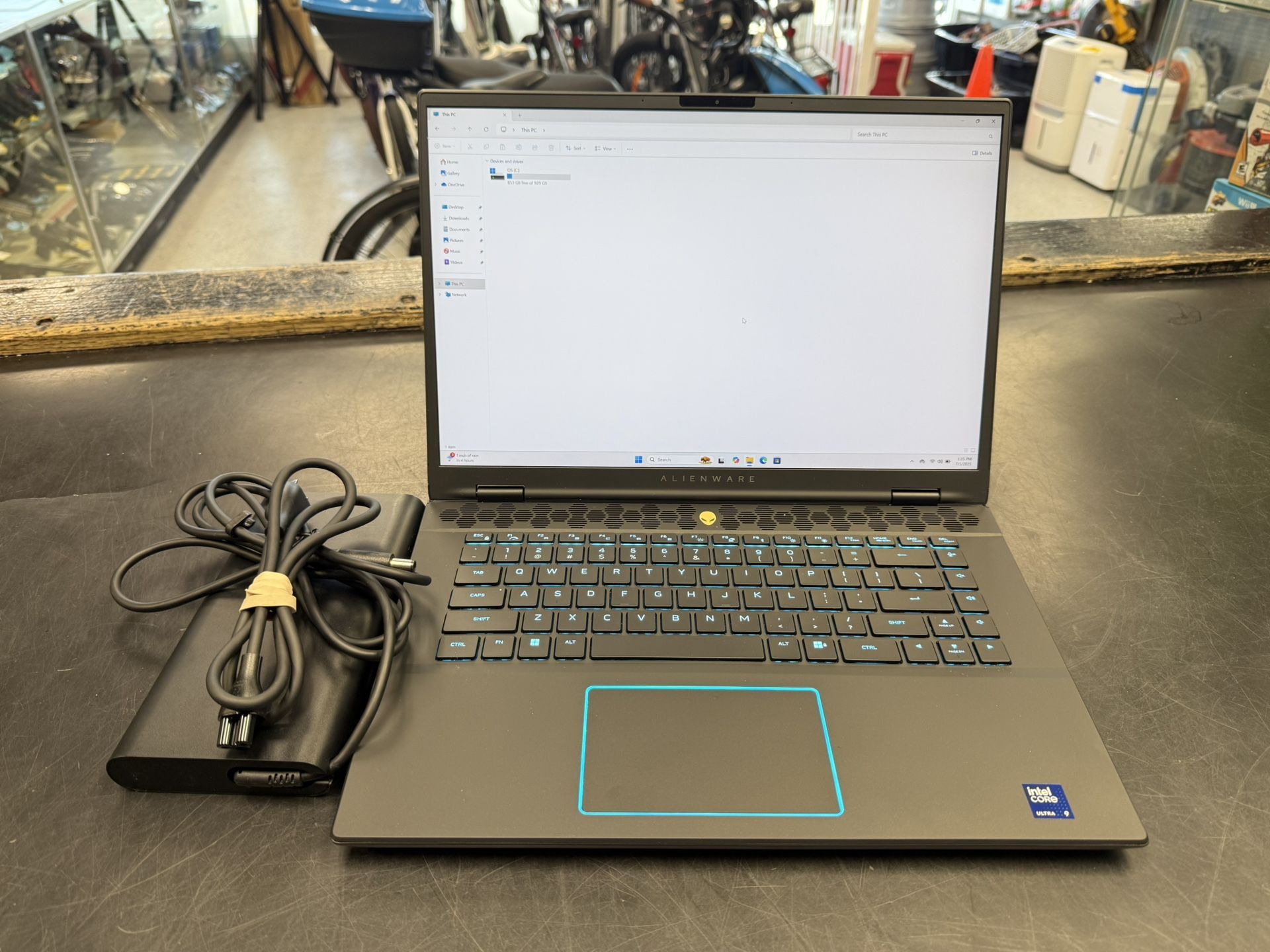 Alienware X16 R2 480Hz FHD+ 3.1 GHz Ultra 9 185H 32GB 2TB RTX 4070 Excellent