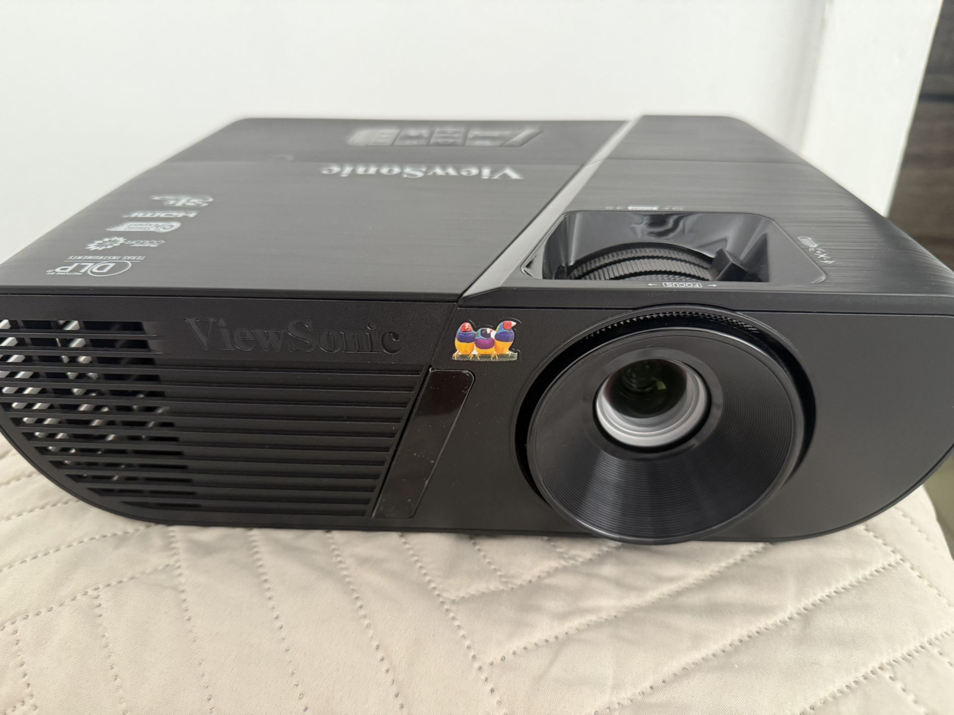  ViewSonic PJD5155 Projector goes up to 3300 Lumens