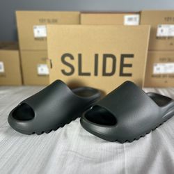 adidas Yeezy Slides ‘Dark Onyx’ 