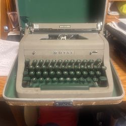 Vintage Royal, Quiet De Luxe Typewriter