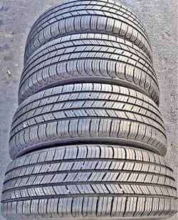 Set 225/65-17 Michelin con el 80% de vida