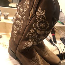 Size 8 Square Toes Women Boots 