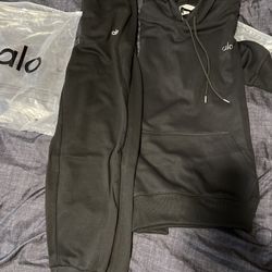 Woman’s Alo Jogger Set 
