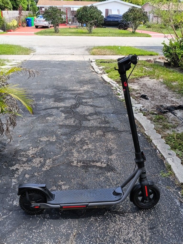 Electric Motor Scooter 21 mph 20 Mile Range
