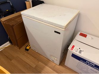 Magic Chef Chest / Deep Freezer 5cu ft