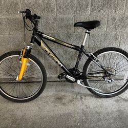 Schwinn Traverse Mountain Bike for teenager/ young adult.