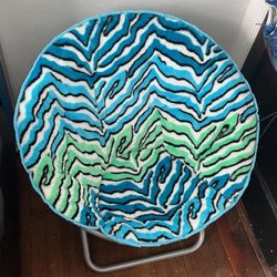 Chair  Saucer Chair Folds Up Like New 