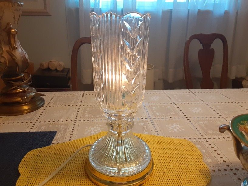 14INCHES TALL REALLY BEAUTIFUL LOOKING VINTAGE CRYSTAL GLASS LAMP