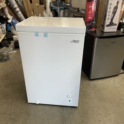 Arctic King 3.5 Cu Ft Convertible Chest Freezer or Refrigerator, Manual Defrost, Mechanical Thermostat, Removable Basket, White