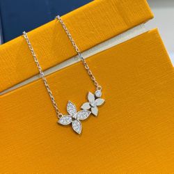 An exquisite and beautiful necklace 