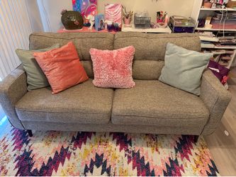 🚨 PRICE DROP: $100 if picked up by Saturday 6/13! Comfortable Couch + Pillows