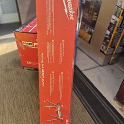 MILWAUKEE FOLDING MITER SAW STAND   NEW  