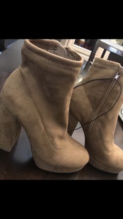FOREVER 21 BOOTS š¢ SIZE 5 1/2 New
