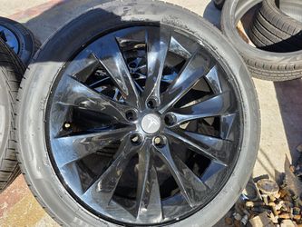 OEM 19" TESLA MODEL S Glossy wheels with new PIRELLI Tires