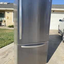 LG 33” Stainless Steel Bottom Freezer With Ice Maker Machine Refrigerator 