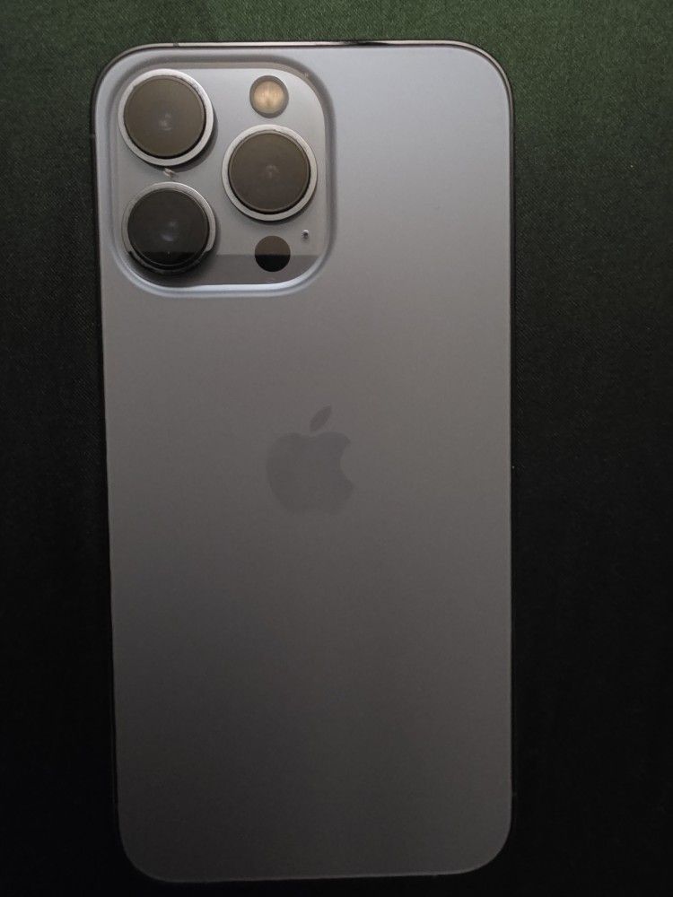 iPhone 13 Pro 1TB and Series 8 Apple Watch