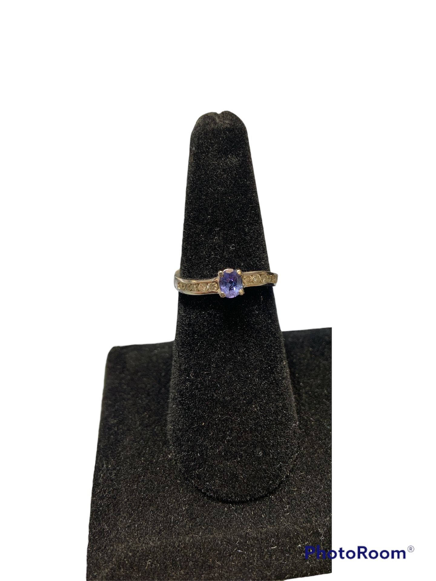 14kg Tanzanite And .10 Ctw Diamond Ring 