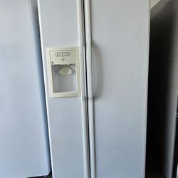 GE REFRIGERATOR. 
