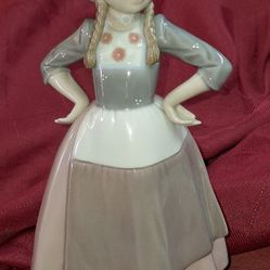 Lladro Figurine #5064 "Gretle Arms Akimbo" 10" 1980 Made in Spain Porcelain L11F302
