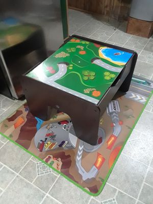 Photo KidKraft , great toy box plus table to play with cars or any toys , carpet is included 35.