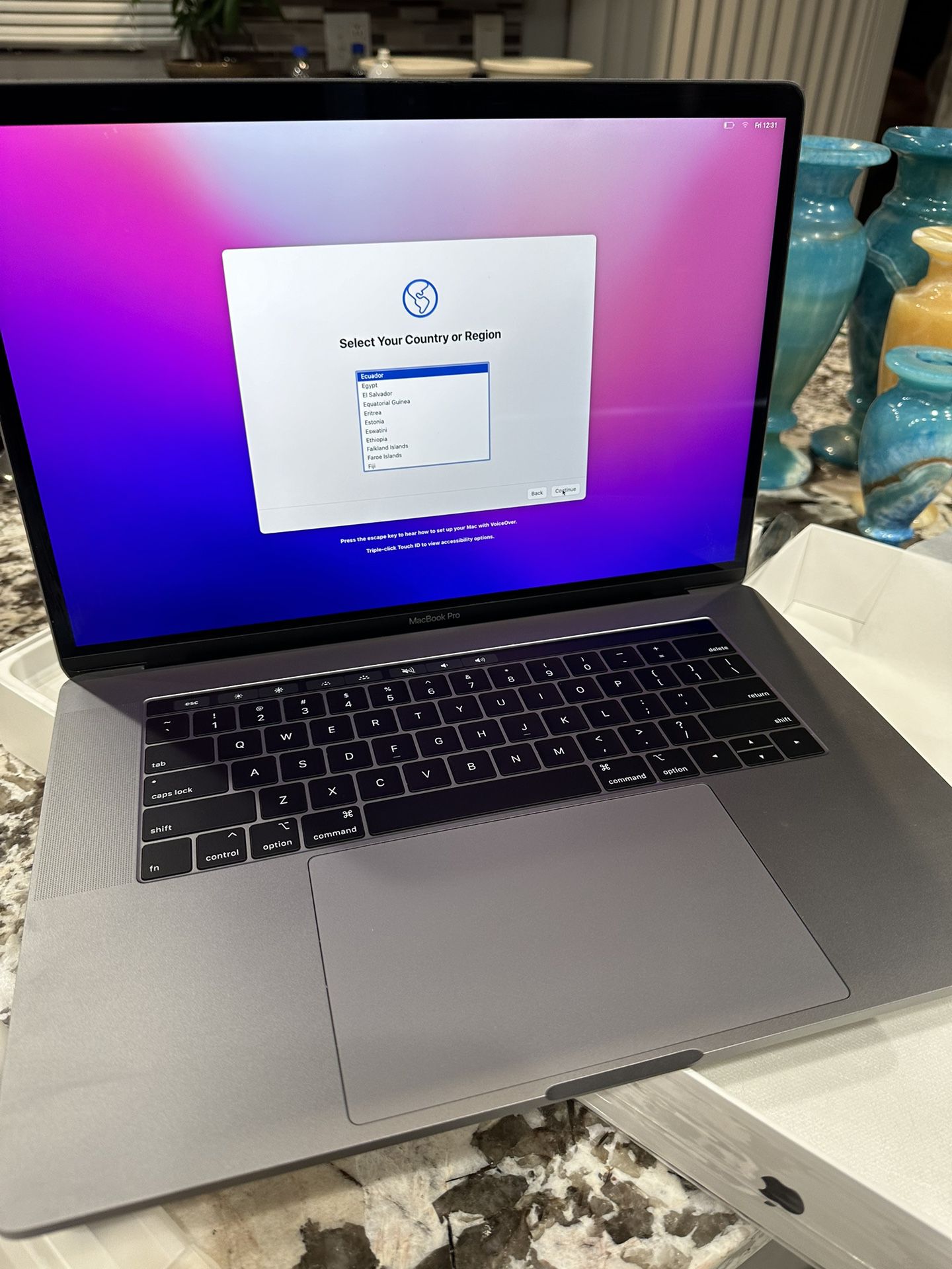 Apple MacBook Pro 15" 2019 (Intel Core i9 2.4Ghz, 32GB, 512GB, Radeon 560X) Gray