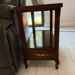 Exquisite Single Henredon End Table With Drawer 