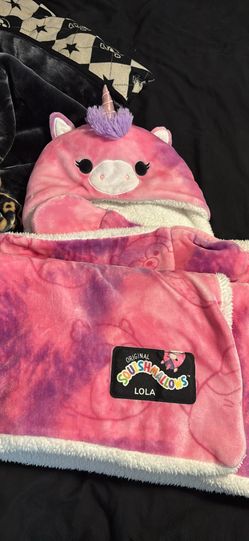 LOLA SQUISH MALLOW HOODED BLANKET  