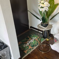 $20 Entry /side Table. Like New! 