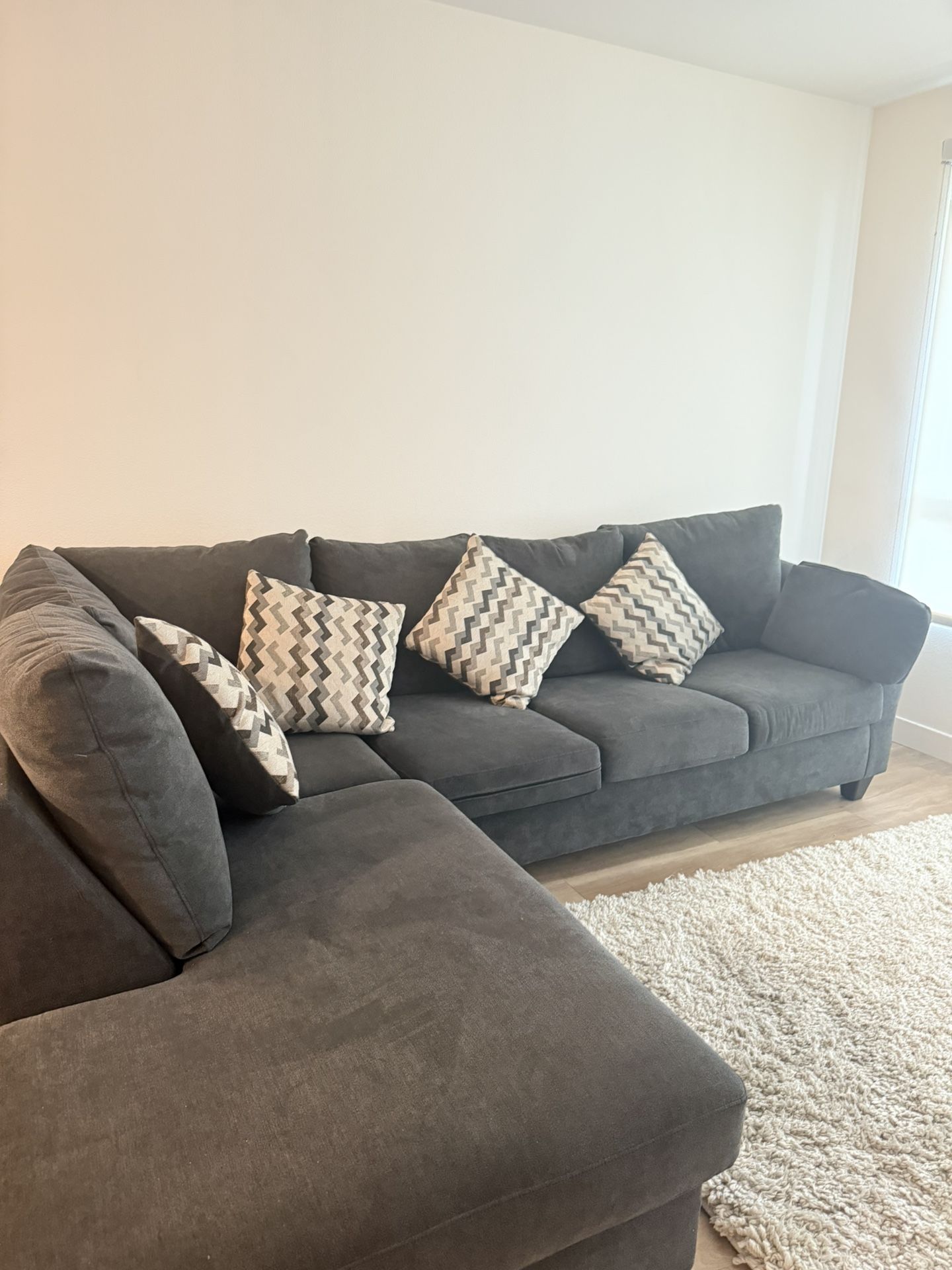 Sectional- Grey Right Arm facing.