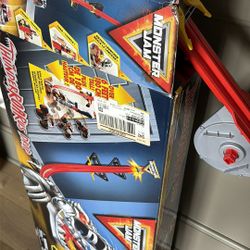 Boys Toy Monster Jam 1:64 Scale Thunder Roarus Playset