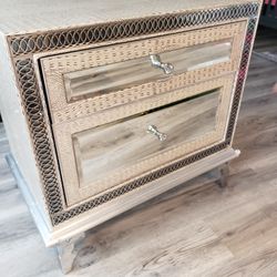 Platinum colors and mixed media harmonize with each other, and are accented by polished hardware, that highlight the design, detail, and style

Rich v